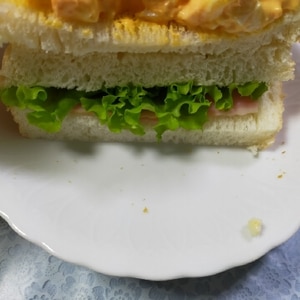 たまごとレタスハムのサンドイッチ